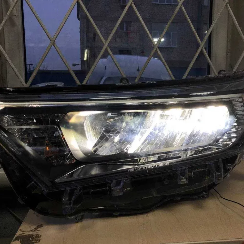 Купити Фара левая Toyota Rav 4 Led 2019 2020 Америка Оригинал Б/у 811500R142, 811500R140, 8117042810 в Київ на bibibka.com 2