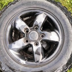 Продам комплект шин із титановими дисками Kia